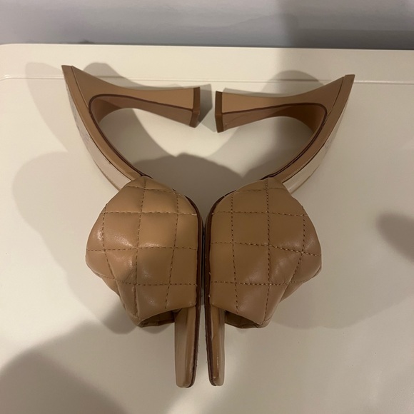 Vince Camuto Diamond Quilted leather sandal - size 7 - Picture 4 of 9